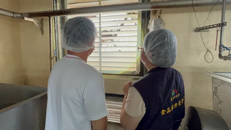 食安處稽查人員輔導業者加強排風扇清潔。市府提供