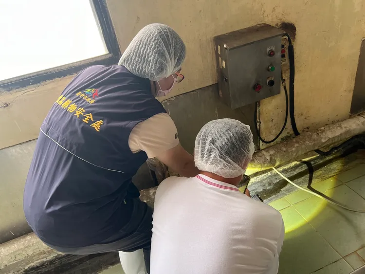 食安處稽查人員針對排水溝及排風扇等孔道稽查環境衛生。市府提供