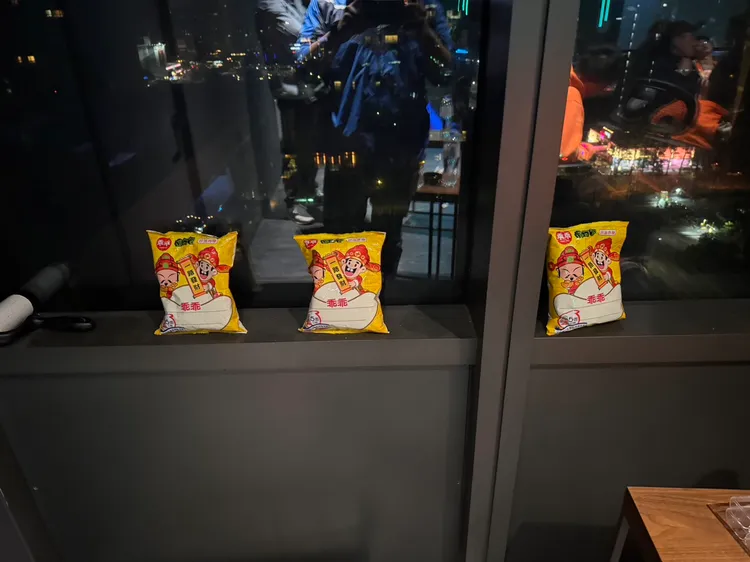 警方搜索赫見好幾包黃色乖乖。警方提供