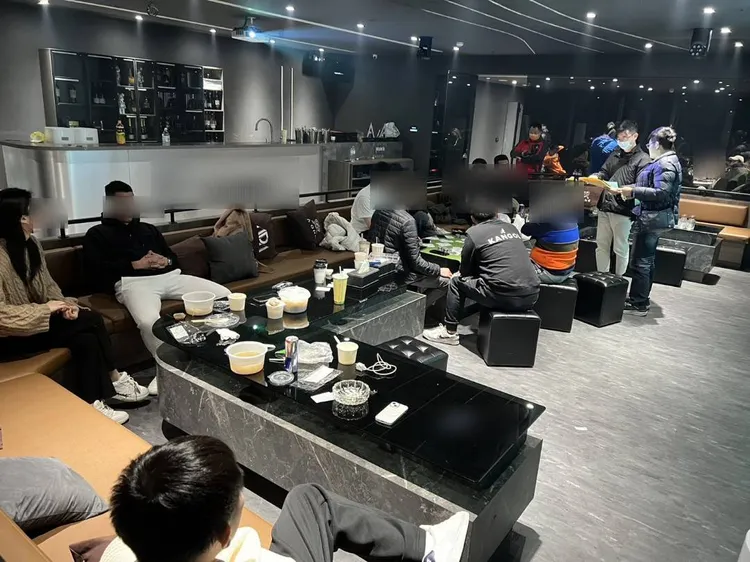 地下賭場佈置招待所空間，提供免費酒水、餐飲。警方提供