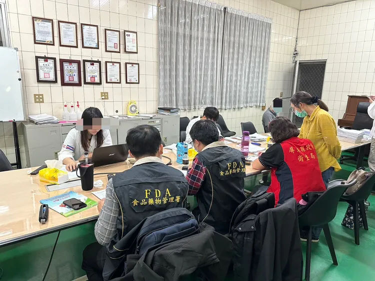 食藥署會同屏東縣衛生局至信功實業查核。食藥署提供