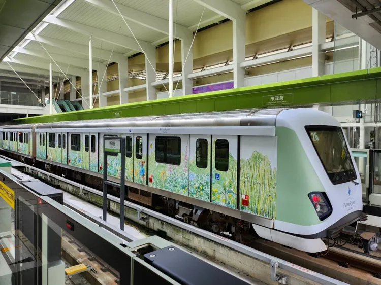台中捷運比得兔彩繪列車去年上線。資料照片