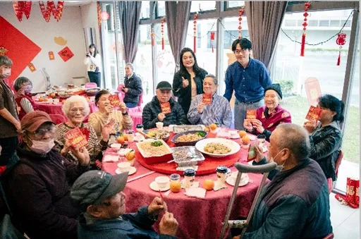 不讓你孤單！社宅聯手NPO圍爐弱勢長者　還和Uniqlo辦贈衣活動