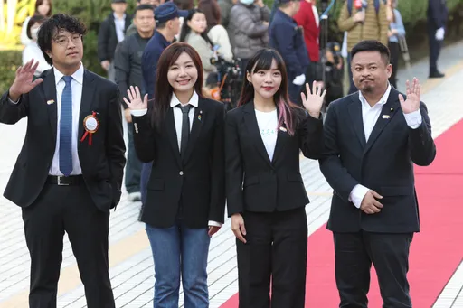 全場嬌點！吳沛憶、黃捷挺開放國會　2男委陪戴「彩虹別針」