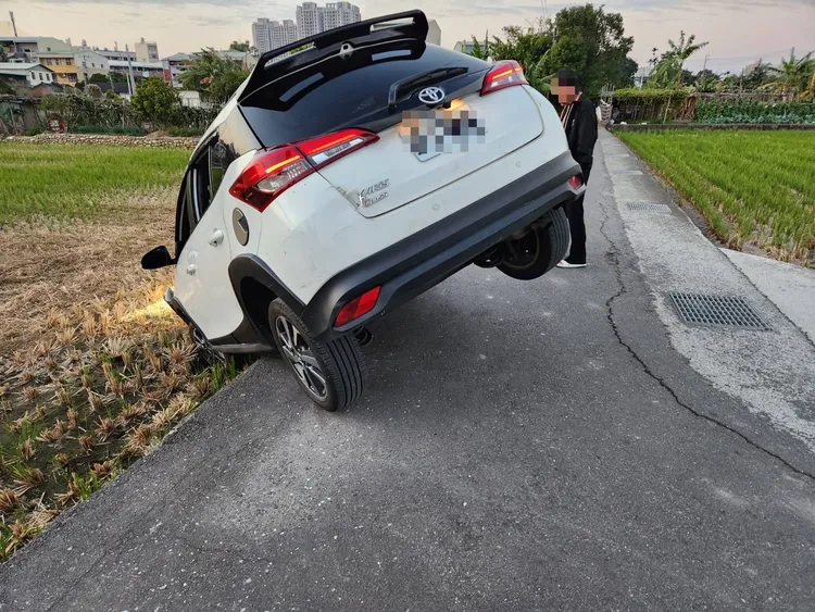 自小客車栽進農田，陳姓駕駛還猛催油門試圖脫困。民眾提供