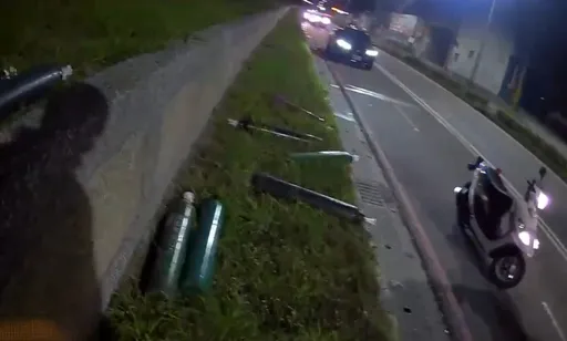 开车冒烟自燃他急卸这些东西 只能面对!无奈报警求助遭逮