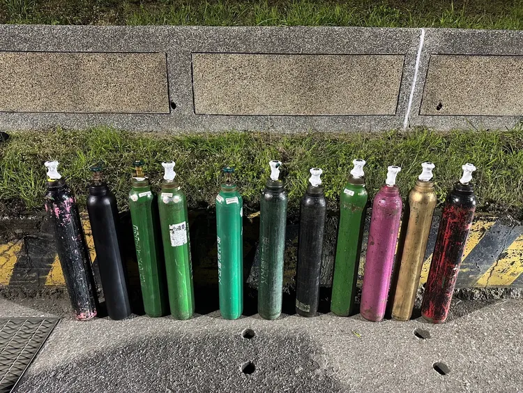 警方清點現場證物。翻攝畫面