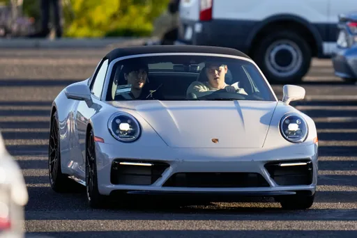 大谷翔平人帥車也炫！春訓3天竟連換3輛保時捷　最貴一輛近千萬