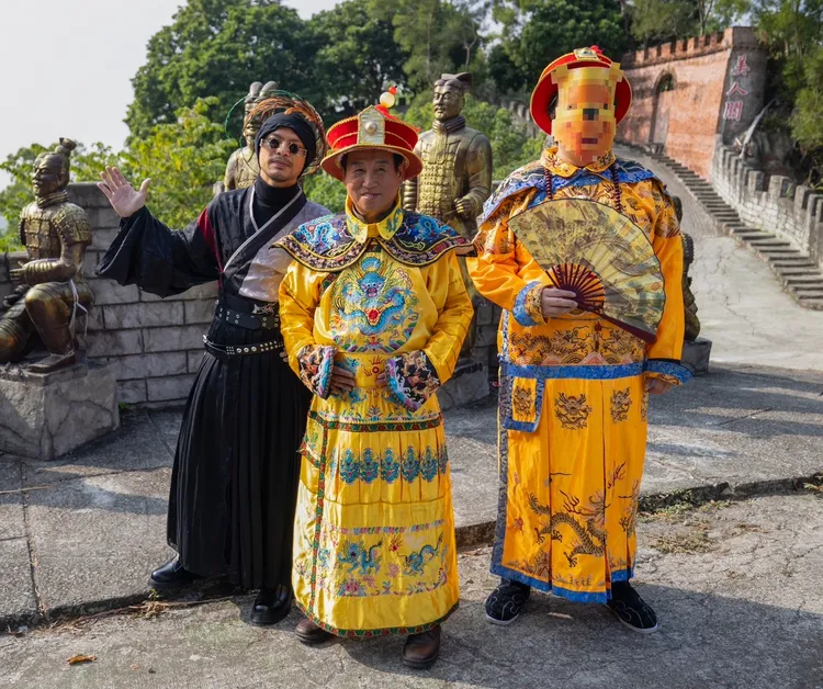 業者林務局長(中)說，龍的傳人真的超火。林務局長提供