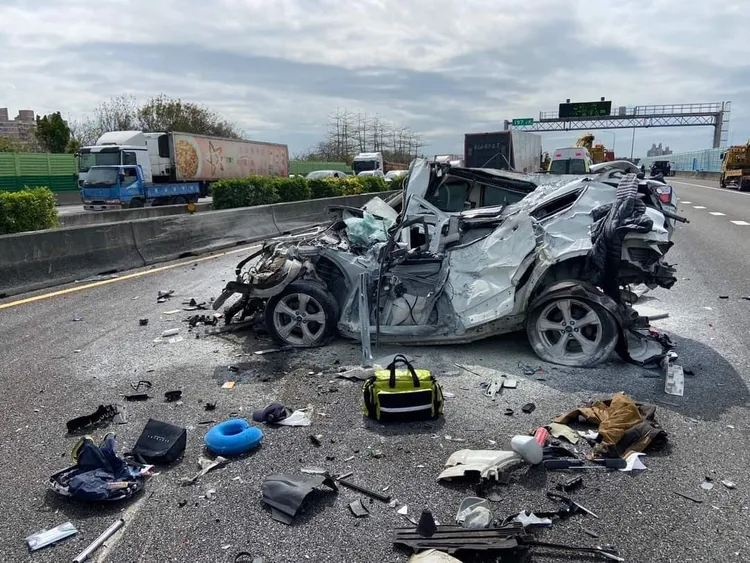 3部大貨車與2部自小客車追撞成一團，已造成1死1重傷。翻攝畫面