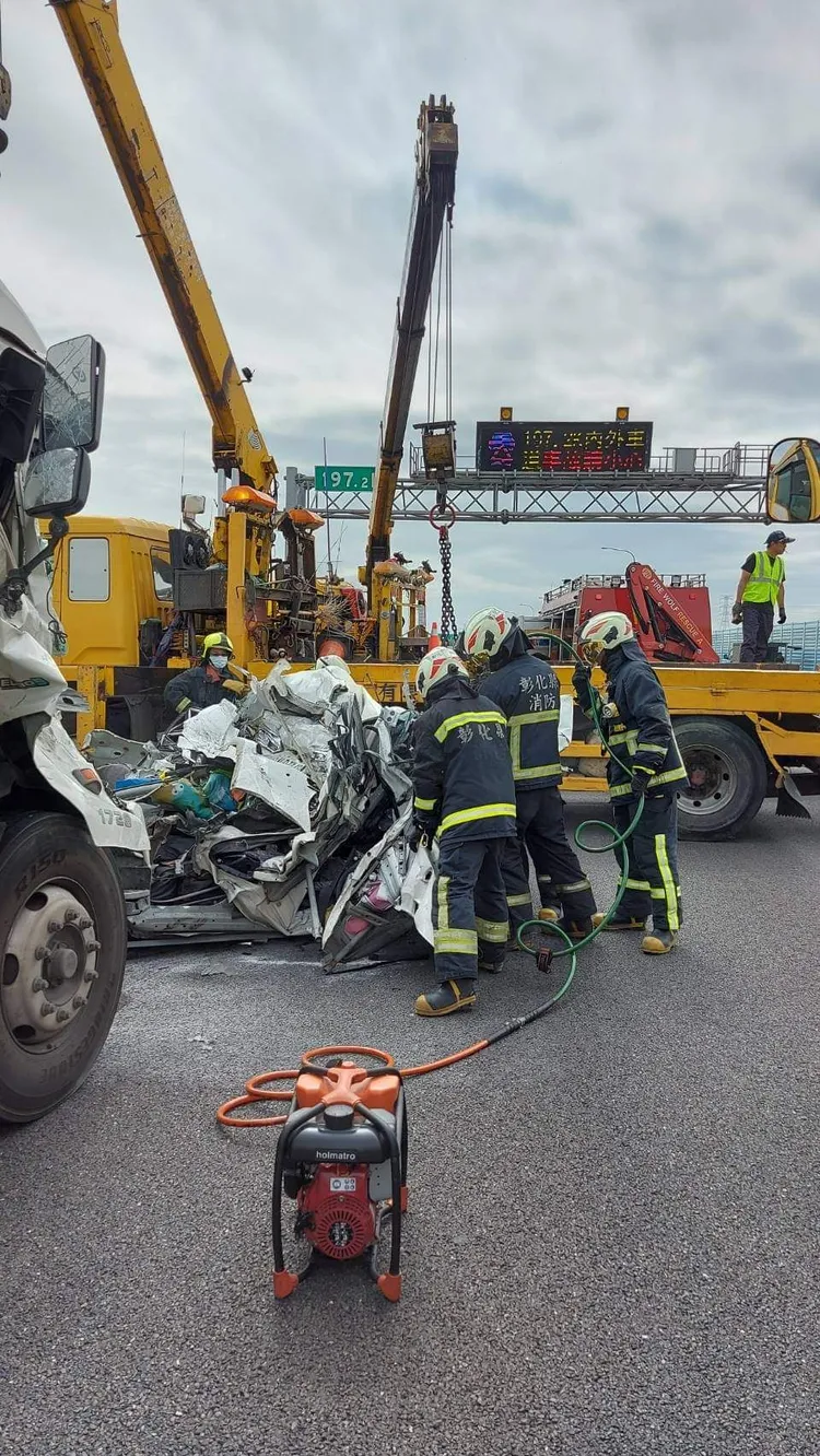 3部大貨車與2部自小客車追撞成一團，已造成1死1重傷。翻攝畫面