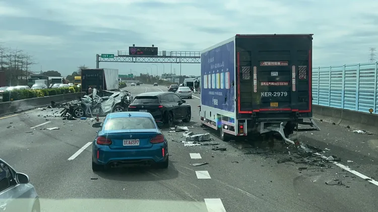 3部大貨車與2部自小客車追撞成一團，已造成1死1重傷。翻攝畫面