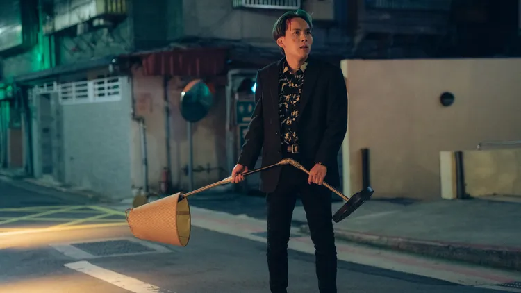 巫建和詮釋8+9模樣卻孝順，反差萌狂圈粉。Netflix提供