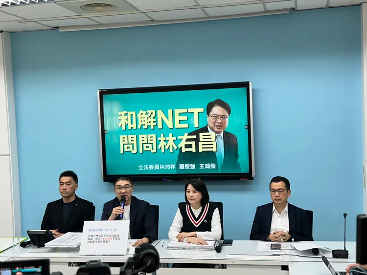 謝國樑在國民黨立委陪同下召開記者會。潘袁詩羽攝