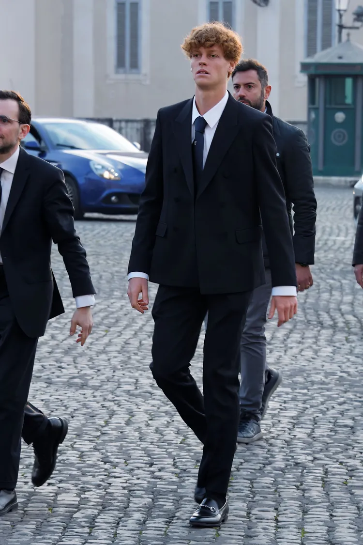 辛納身著GUCCI訂製藍色羊毛西裝外套與白襯衫，搭配GUCCI Horsebit馬銜鍊樂福鞋（3萬2700元）出席在羅馬舉辦的媒體活動。品牌提供