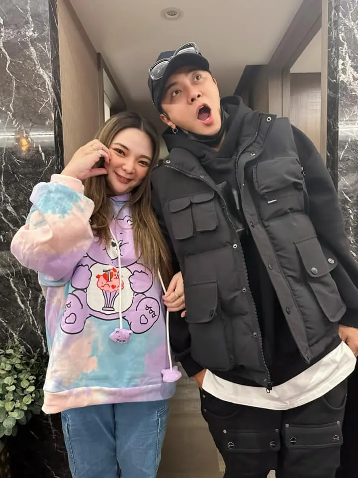 小甜甜（左）同框羅志祥熱絡比心。翻攝小甜甜FB