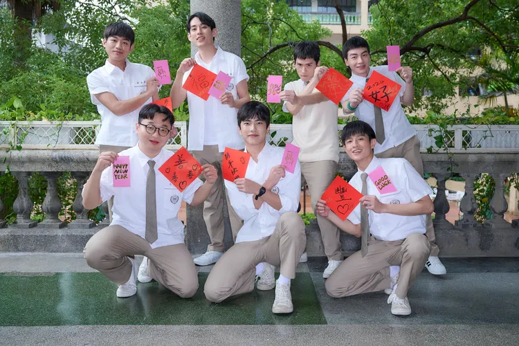 謝章穎（後排左起）、徐鈞浩、石知田、張洛偍，譚善謙（前排左起）、曾敬驊、黃禮豐與親筆寫的春聯祝福。一諾影視提供