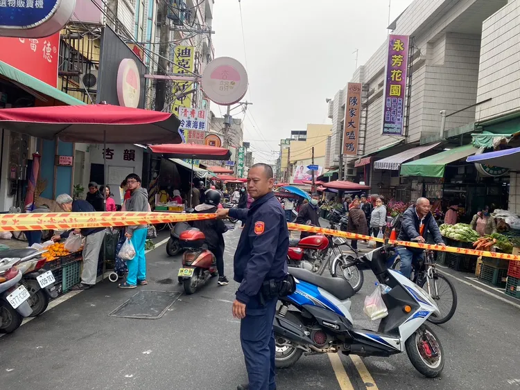 員警到場拉起封鎖線進行交管。警方提供