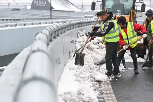 中国春运遇15年最强雨雪 返乡驾驶人困公路2昼夜、吃光车上年货