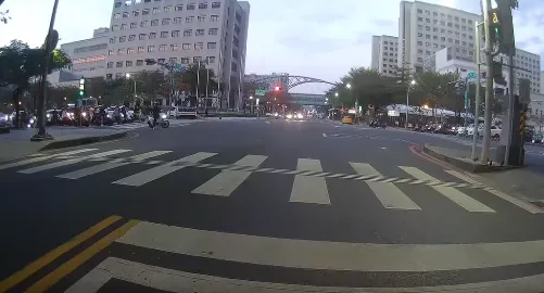 網友指出，這種大的路口機車停下來是對的，因為騎到對面要好幾秒，很大機率會被側擊。翻攝臉書「爆料公社」
