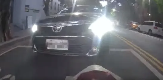轎車跟太近，緊急煞停後，前輪壓上機車停等區。翻攝臉書「爆料公社」