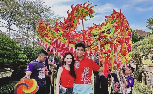 陳喬恩陪小9歲帥尪回大馬過年舞龍助陣!聽《舞女》嗨了跪著開唱