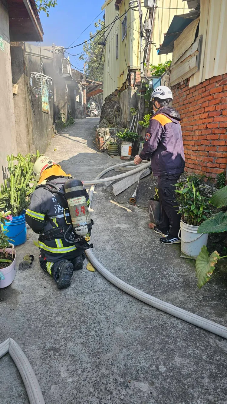 消防人員佈水線搶救。民眾提供