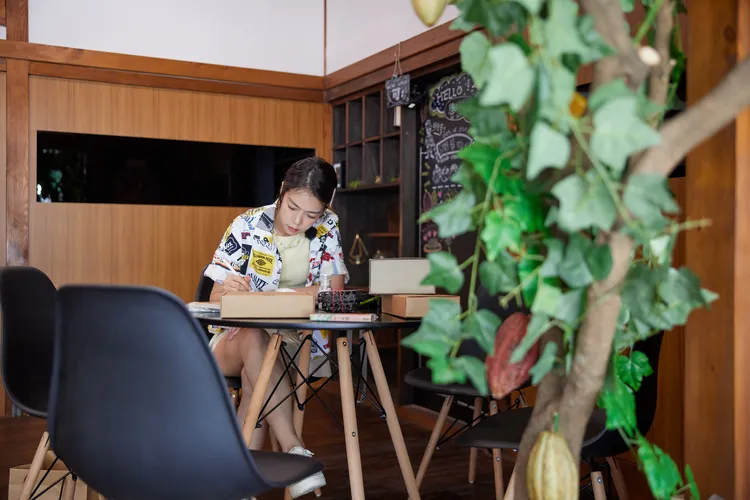 大霈能畫畫又能協助料理，擔任關鍵輔助手。客家電視台提供