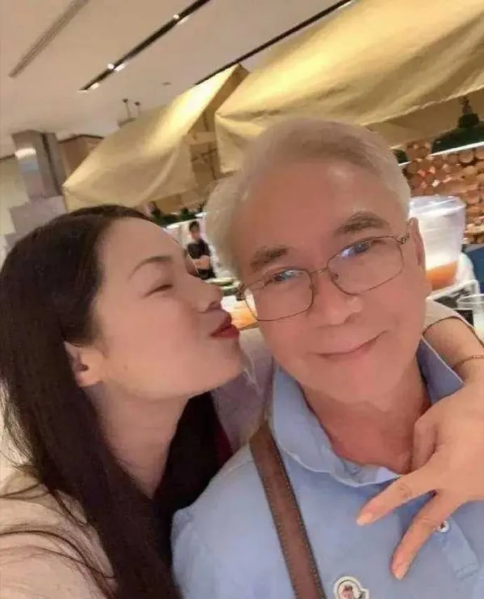 Chris（左）和李龍基跨越36歲的年齡差距相戀。翻攝chrisart1017 IG