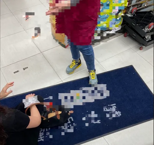 空姐購物慘摔骨折！卸貨臺車放這釀禍　賣場判賠百萬