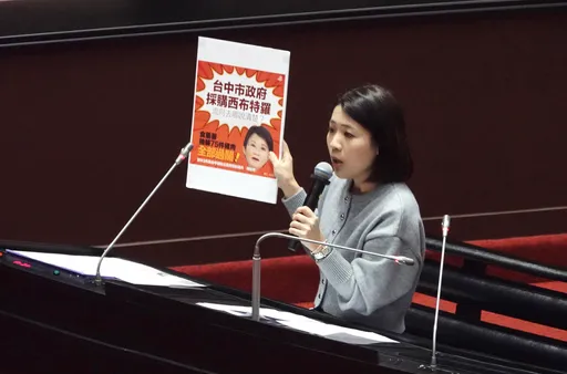 徐巧芯「好折凳」出招！高分貝質詢陳建仁還互嗆綠委　韓國瑜急喊生日快樂緩頰
