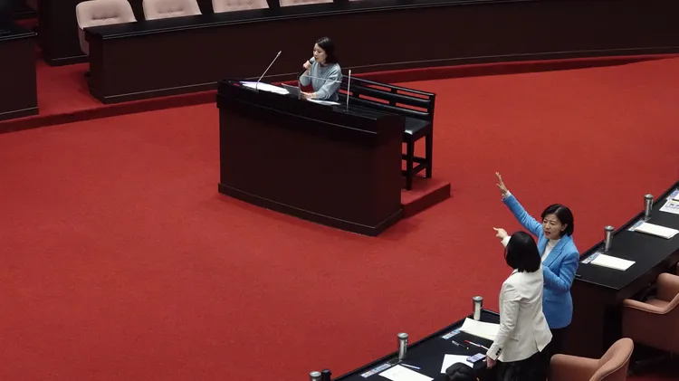 吳思瑤氣炸反駁徐巧芯。彭欣偉攝