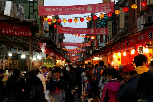迪化街大媽對付「試吃年獸」遭排擠!她委屈喊「我做錯什麼」反遭噓爆