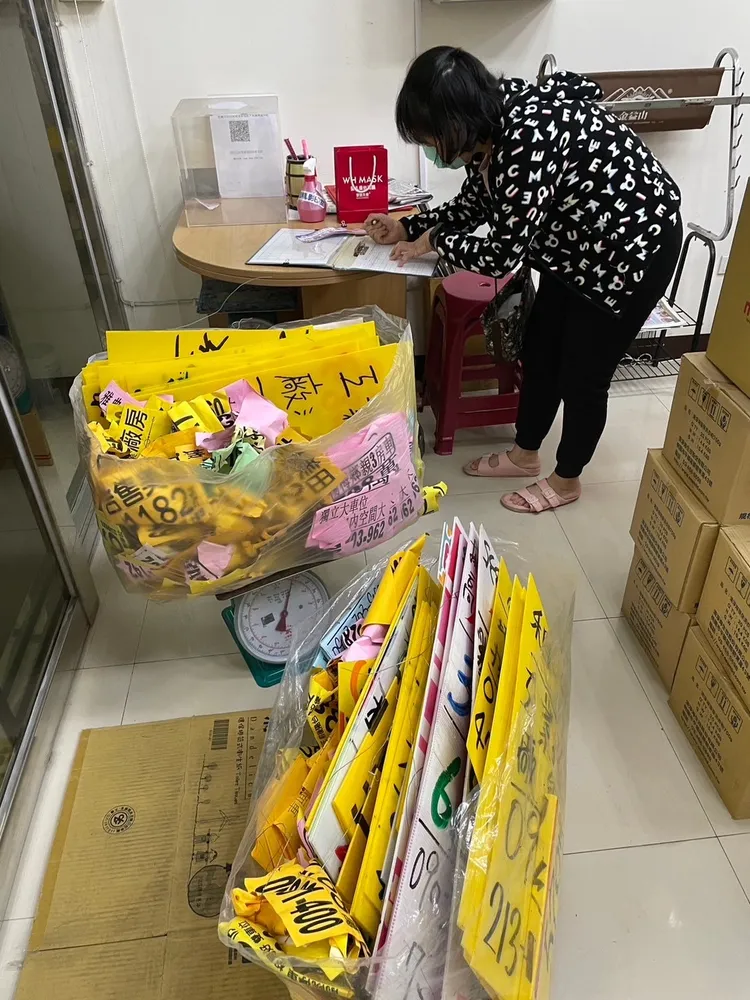 民眾協助撕除違規小廣告。環保局提供