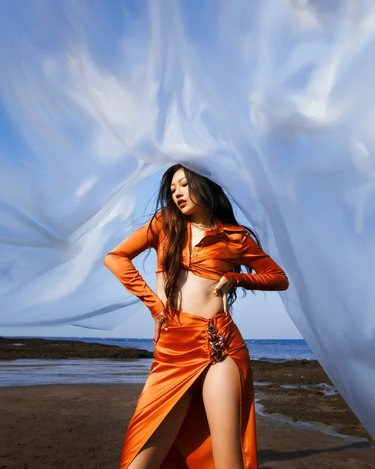 琟娜Verna在陽明山擎天崗拍攝MV。谷優娛樂提供