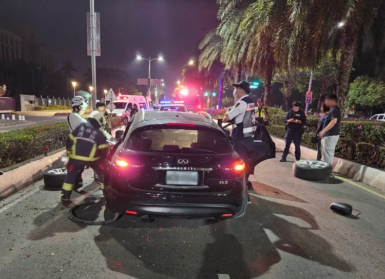 翁男酒駕自撞，竟撞掉了三輪。翻攝畫面