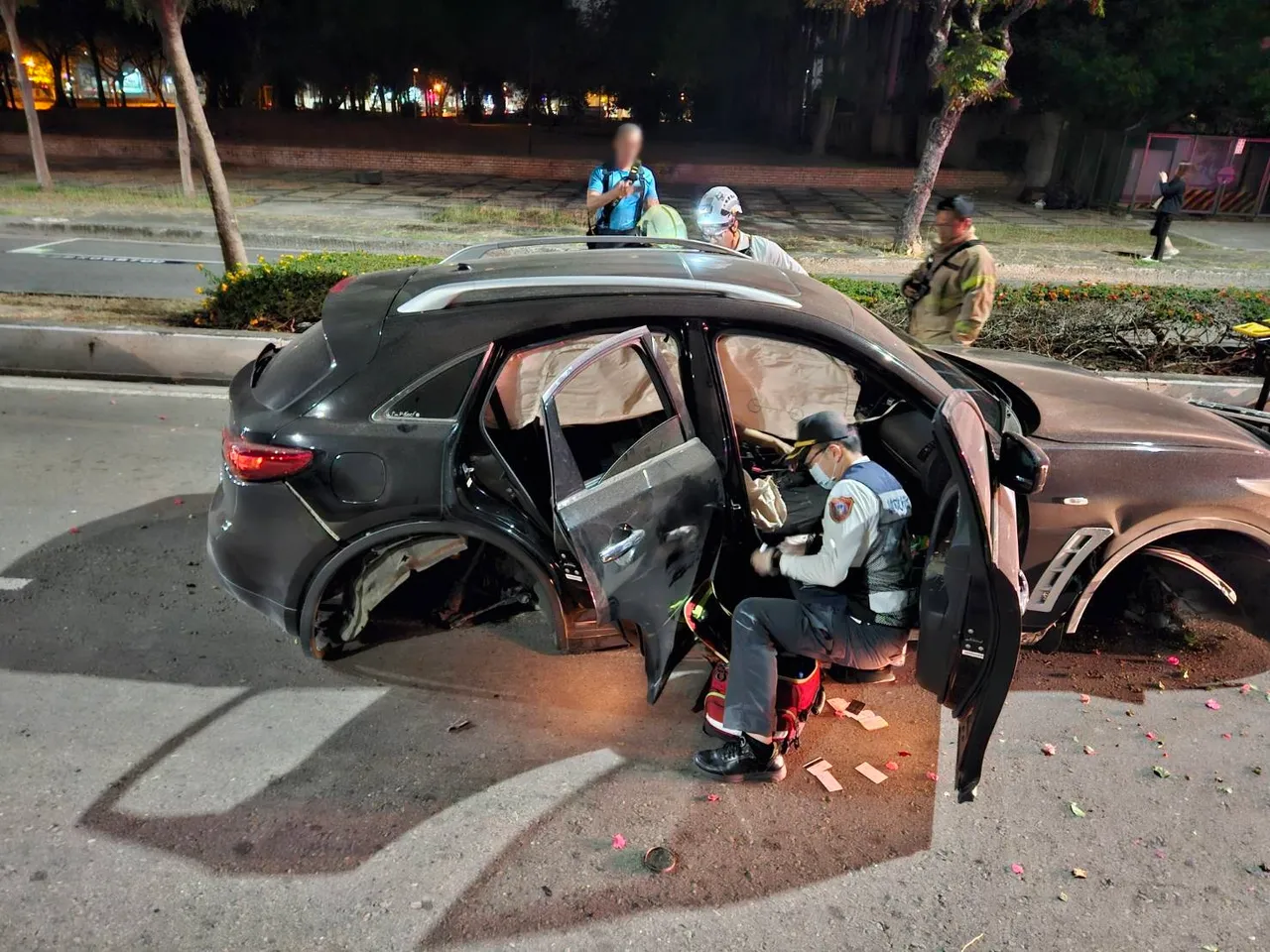 命大!轎車衝撞安全島噴掉3顆輪胎 女騎士遭波及|壹蘋新聞網