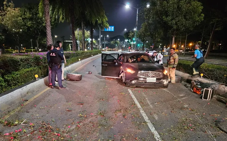 翁男酒駕自撞，竟撞掉了三輪。翻攝畫面