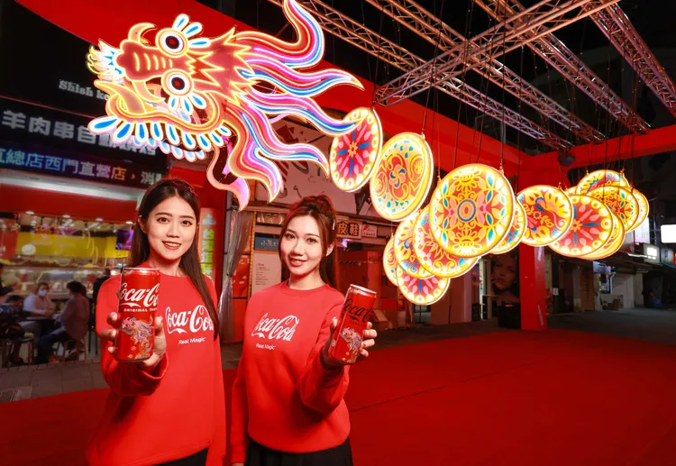 「可口可樂」不僅應景推出龍年限定包裝，包裝上的金龍圖樣更化身為實體花燈。業者提供