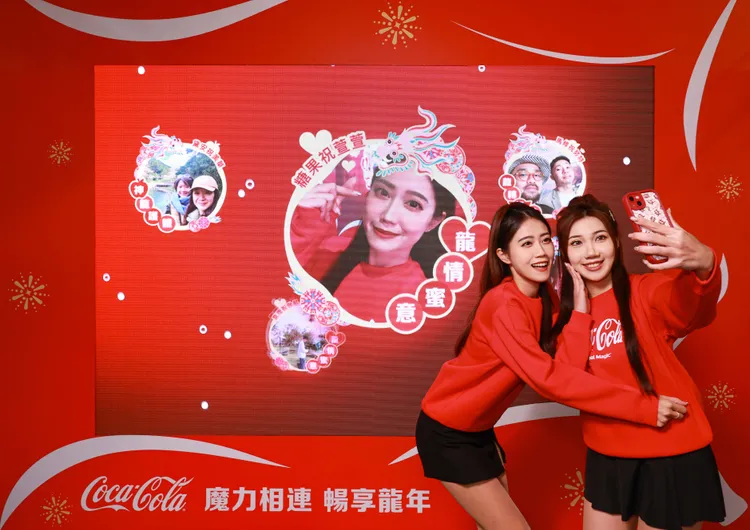 「可口可樂」2/17起至3/3限時推出「龍來獻祝福」活動，可將祝福語躍上現場LED互動牆。業者提供