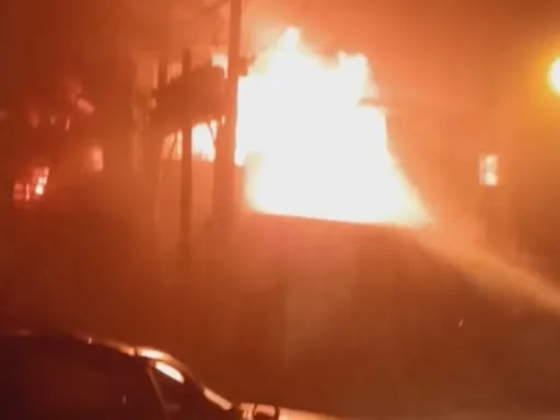 基隆大武崙洗衣廠深夜竄火舌！建築內堆放大量易燃重油　40消防員緊急灌救