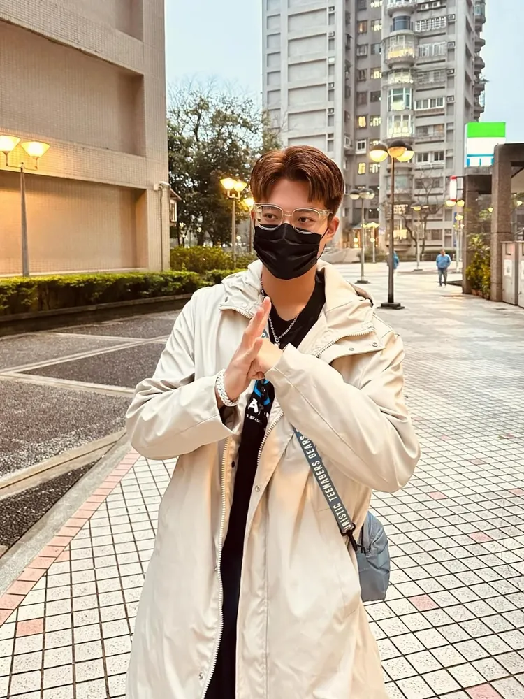 22歲的袁義瘦成型男，祝他戀愛成功。翻攝袁義臉書