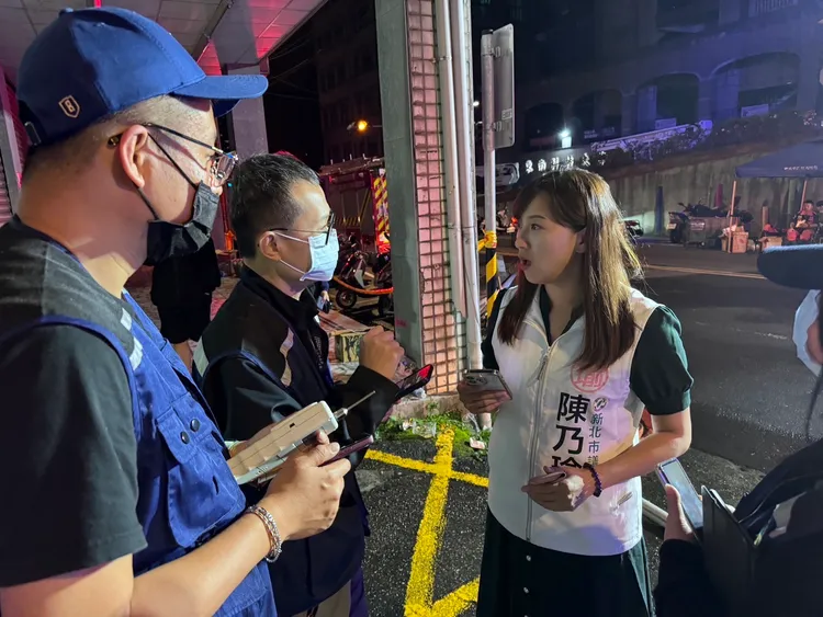 新北市議員陳乃瑜昨趕往火災現場關心。陳乃瑜服務處提供