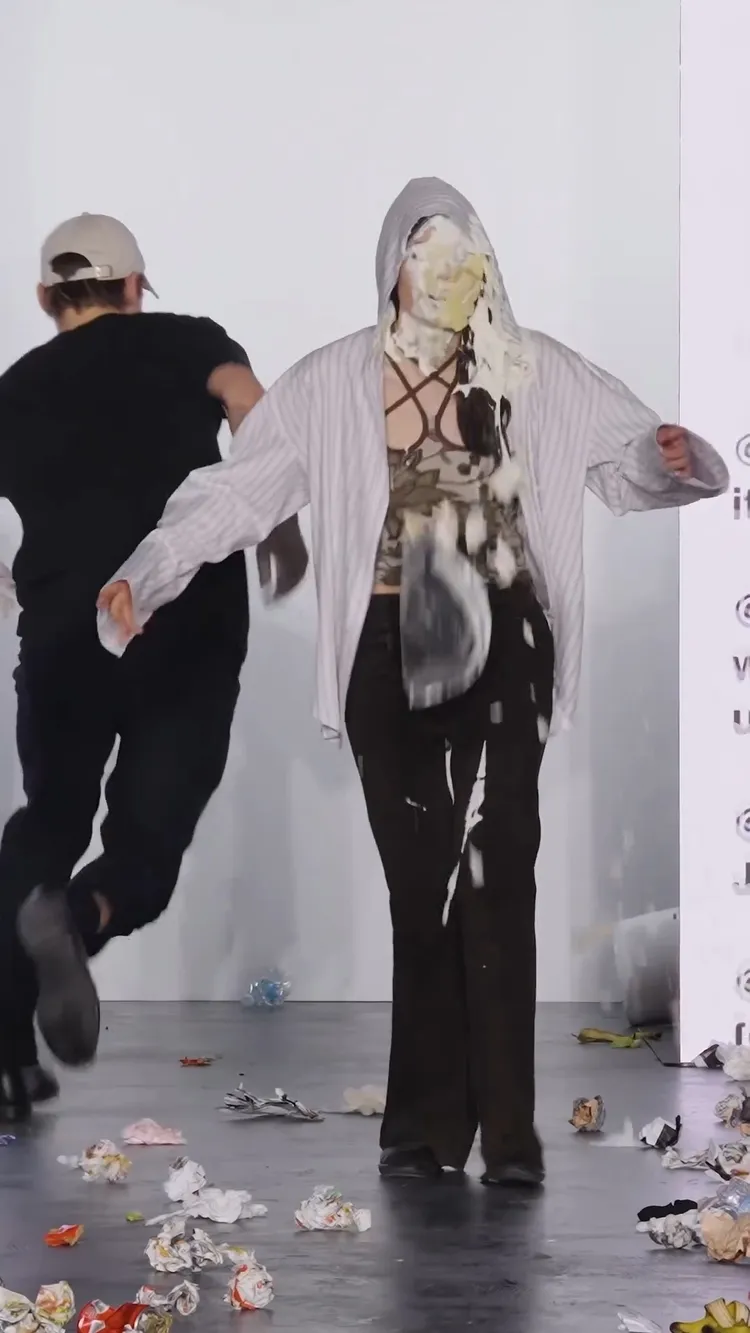 設計師謝幕也被砸上了奶油（或是刮鬍泡）。翻攝avavav IG