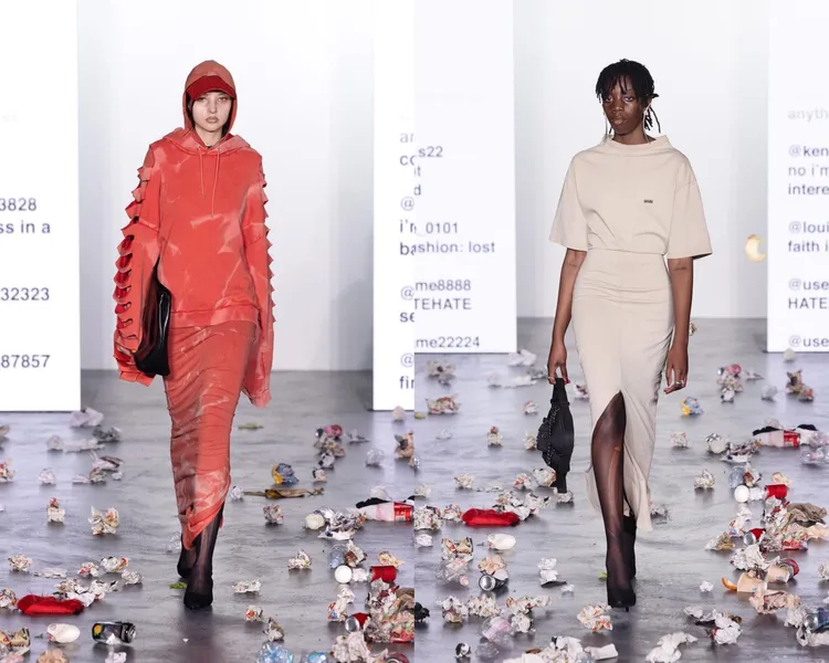 AVAVAV 2024秋冬大秀被丟滿了「垃圾」。翻攝avavav IG