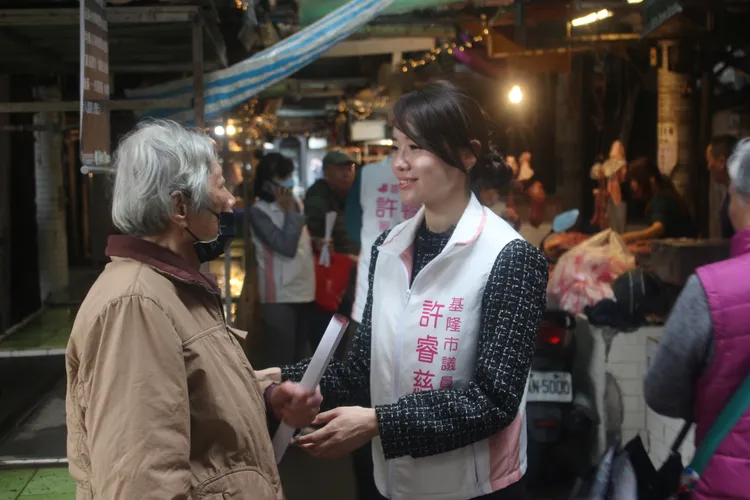 農曆年前許睿慈特別到和平島菜市場，發送春聯給鄉親。葉先鵬攝