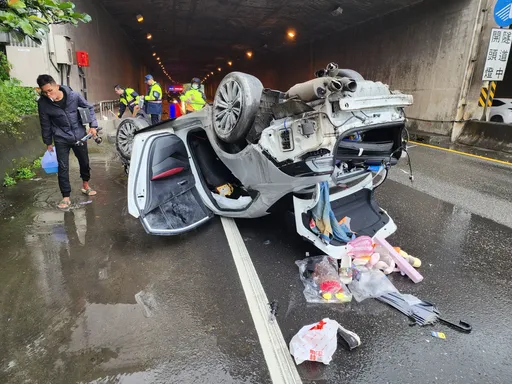 除夕台62線驚悚車禍！基隆小客車「180度烏龜翻」　3人受傷緊急送醫