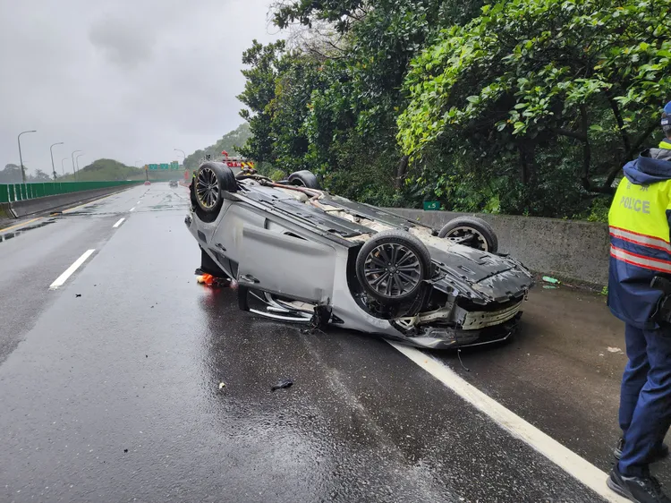 警消趕抵後，立刻協助3名傷者送醫。翻攝畫面