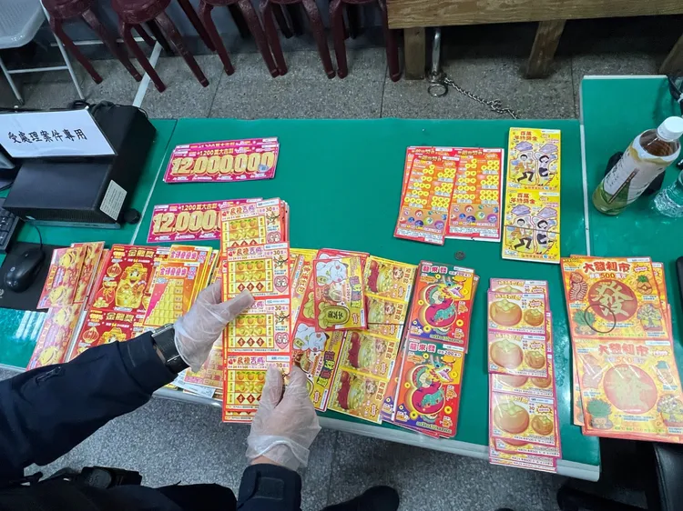 被搶走的彩券。三峽警分局提供