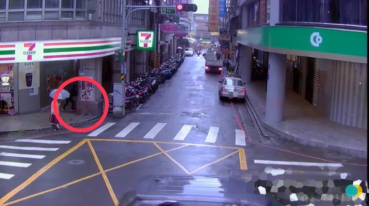 劉男搶走彩券逃逸。三峽警分局提供